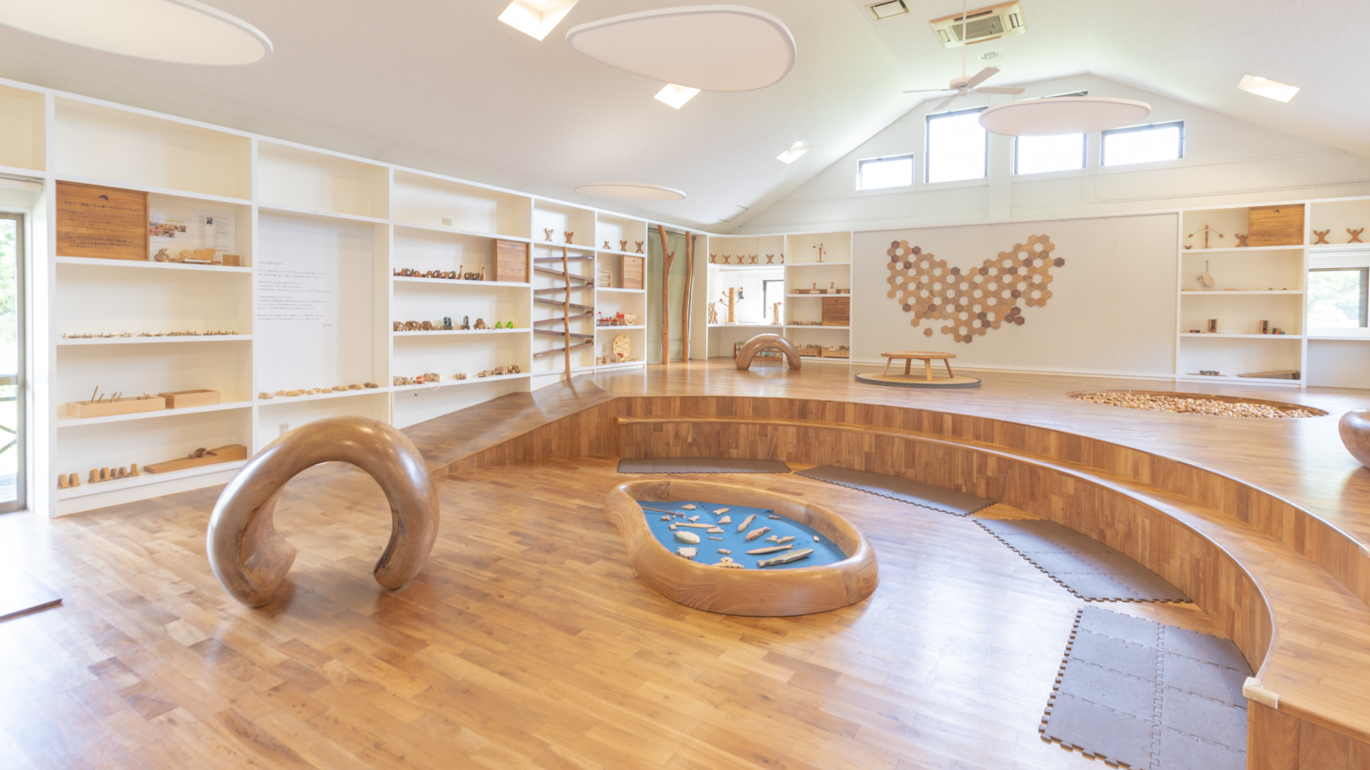 ◆おもちゃ美術館（館内）沖縄の木材を使用し制作。木の温もりを体感してください。