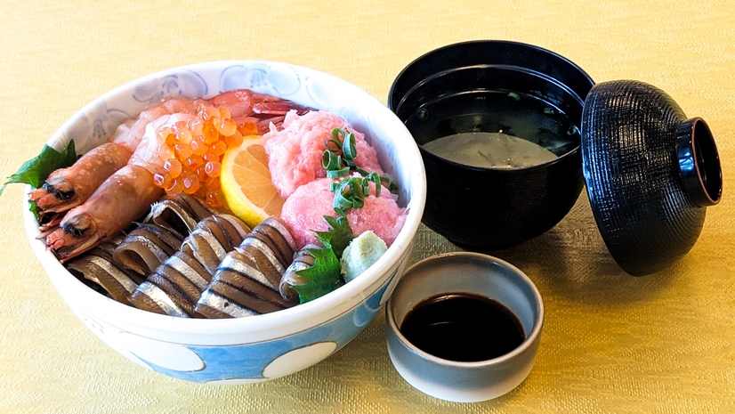 【朝夕2食付】甑島産キビナゴとタカエビを盛り付けた海鮮丼の夕食と軽朝食がついた2食付プラン