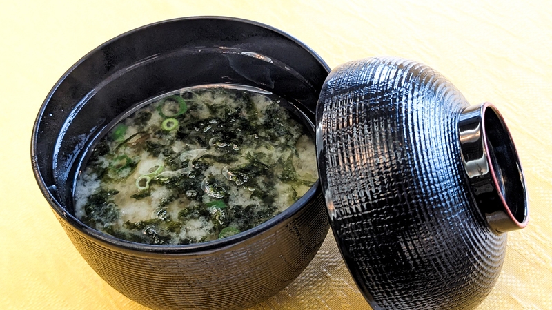 【朝夕2食付】甑島産キビナゴとタカエビを盛り付けた海鮮丼の夕食と軽朝食がついた2食付プラン