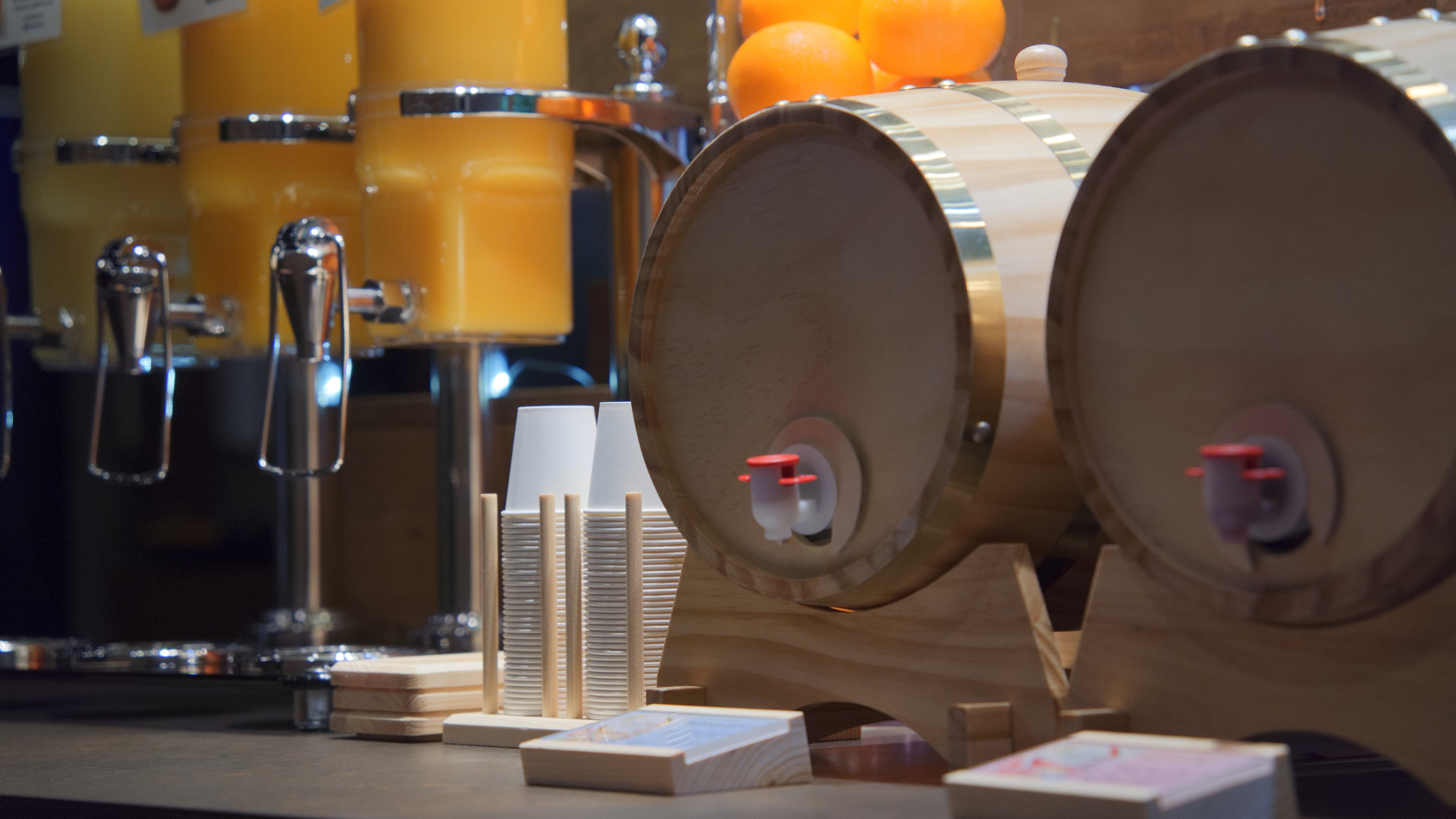 ワインや焼酎、コーヒー等をラウンジでゆったりと楽しめる無料ウェルカムバー