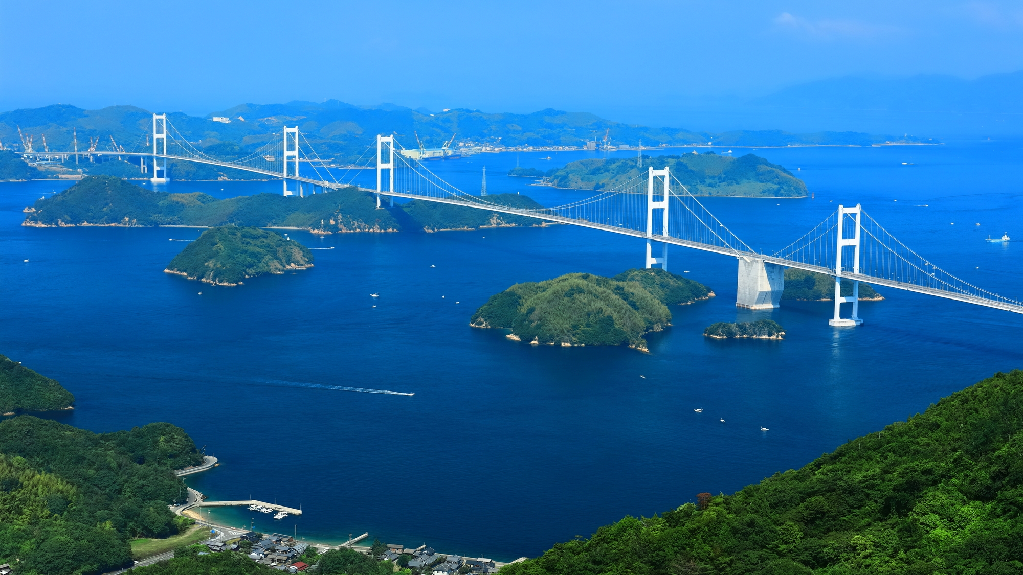 【当館から車で約15分】世界初の三連吊橋で、サイクリングやドライブで絶景を楽しめる「来島海峡大橋」