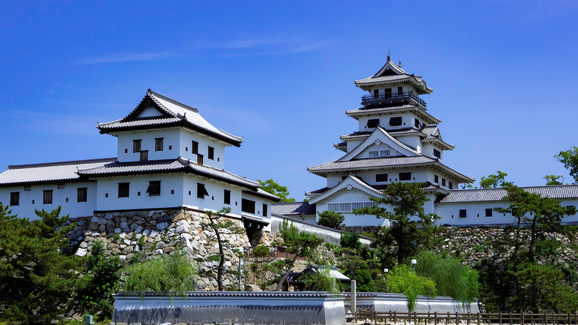 【当館から車で約3分】日本三大水城の一つで、海から堀に海水を引き込んでいる珍しい「今治城」