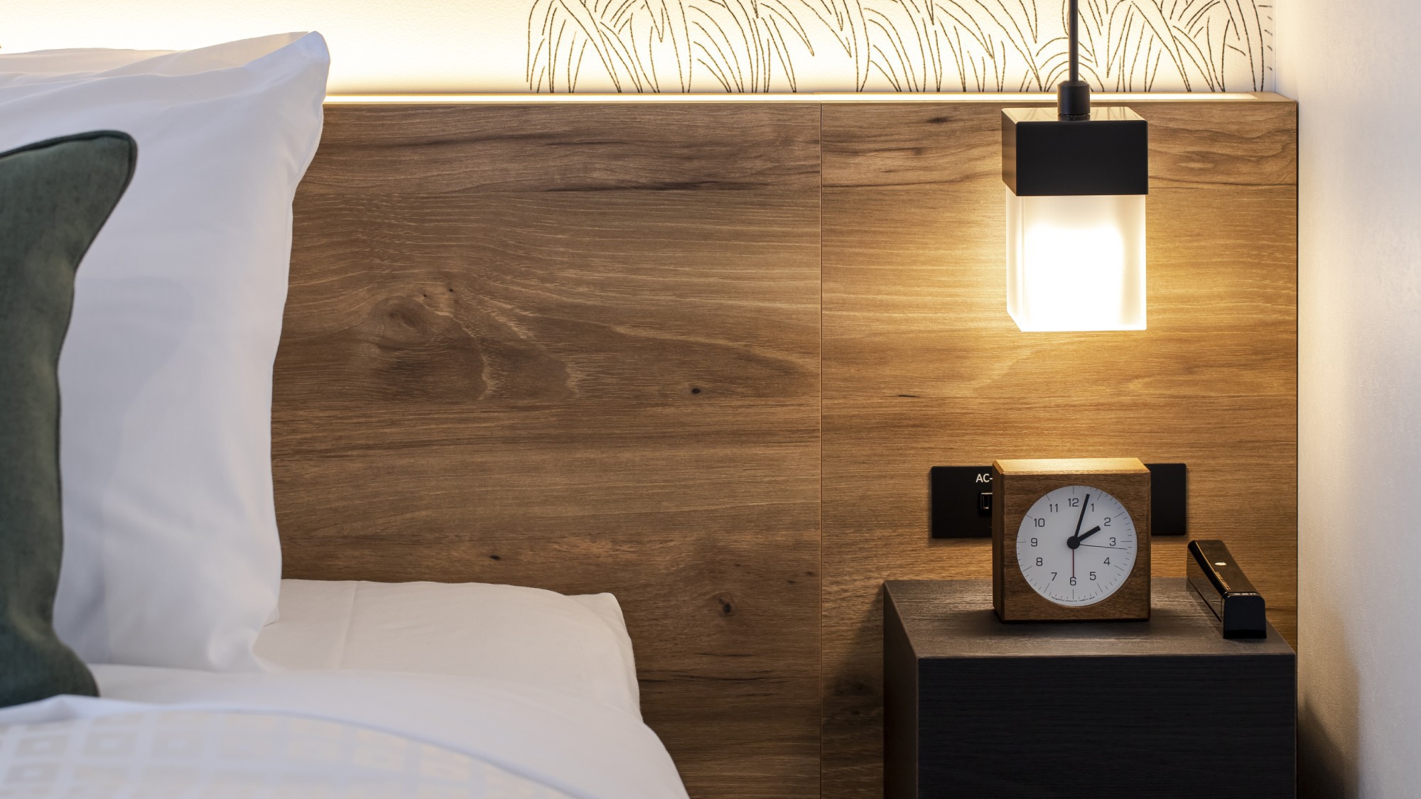 ◆客室設備｜ベッドサイドの照明・時計