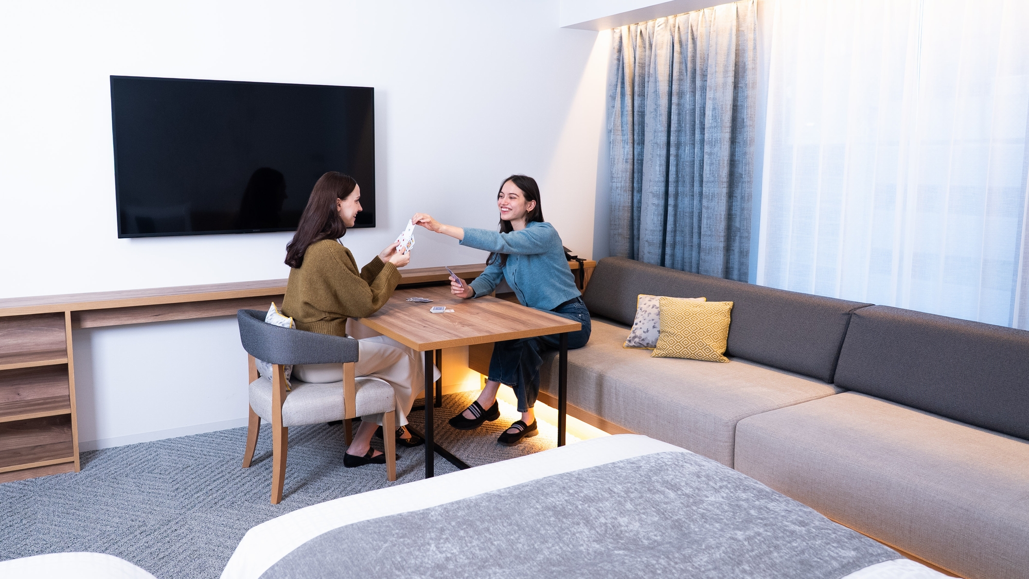 ◆デラックスツイン41平米｜ソファ＆テーブル付きで、ご自宅のようにゆったりお寛ぎいただけます