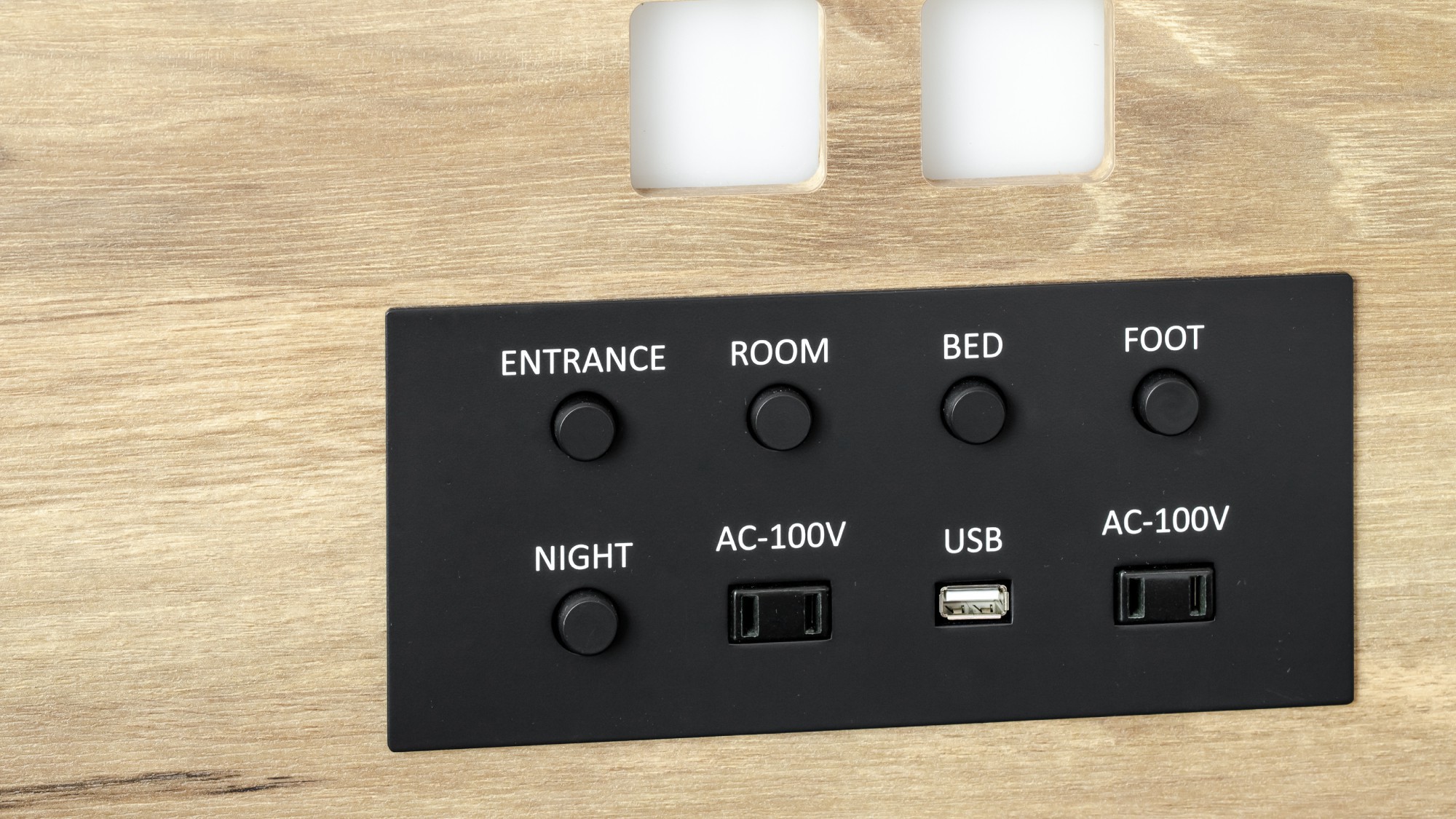 ◆客室設備｜ベッドサイドの照明スイッチには、コンセント・USBポートも付いています