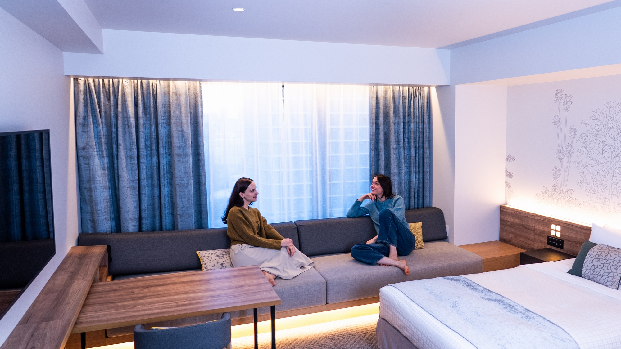 ◆デラックスツイン 41平米｜開放的な窓が特徴の明るいお部屋で、窓辺にはソファとテーブルがございます