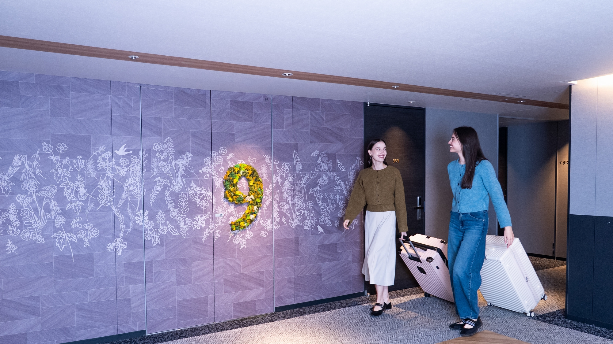 ◆2階エレベーターホール｜清潔感あふれる明るいエレベーターホール