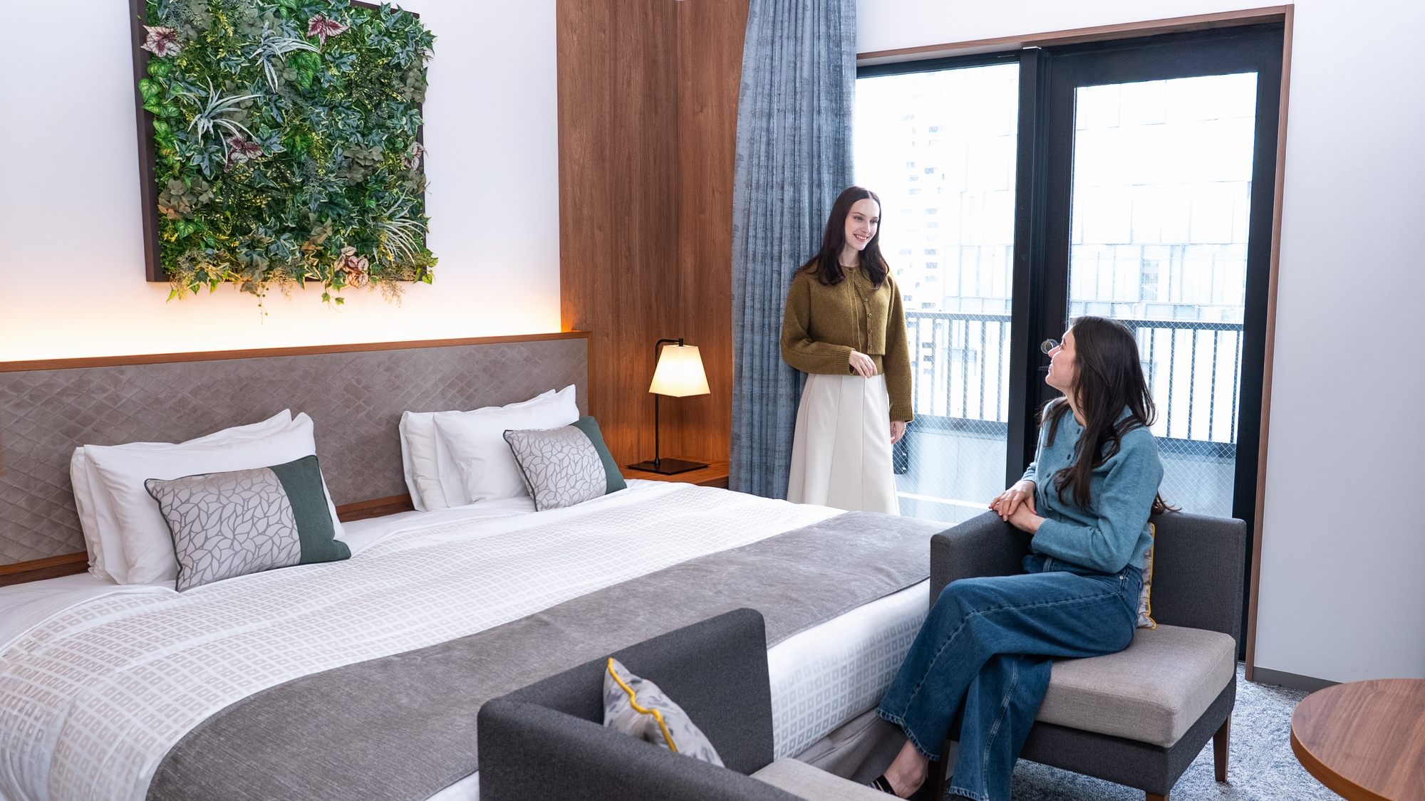 ◆ガーデンスイート 69平米｜ボタニカルデザインのベッドルーム。全室ドリームベッド社「サータ」を採用