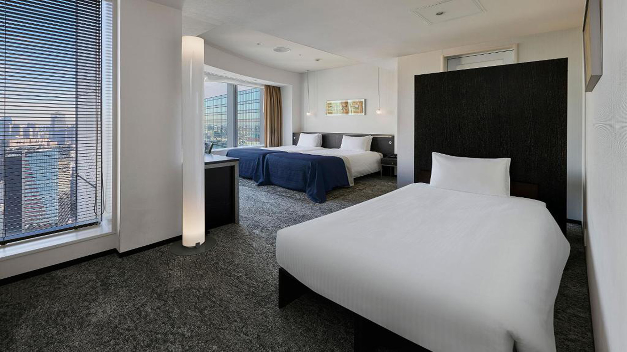 【デラックストリプル（ツイン＆ソファーベッド）　33平米　ベッドサイズ：Ｗ 1,100 &times; 3台】