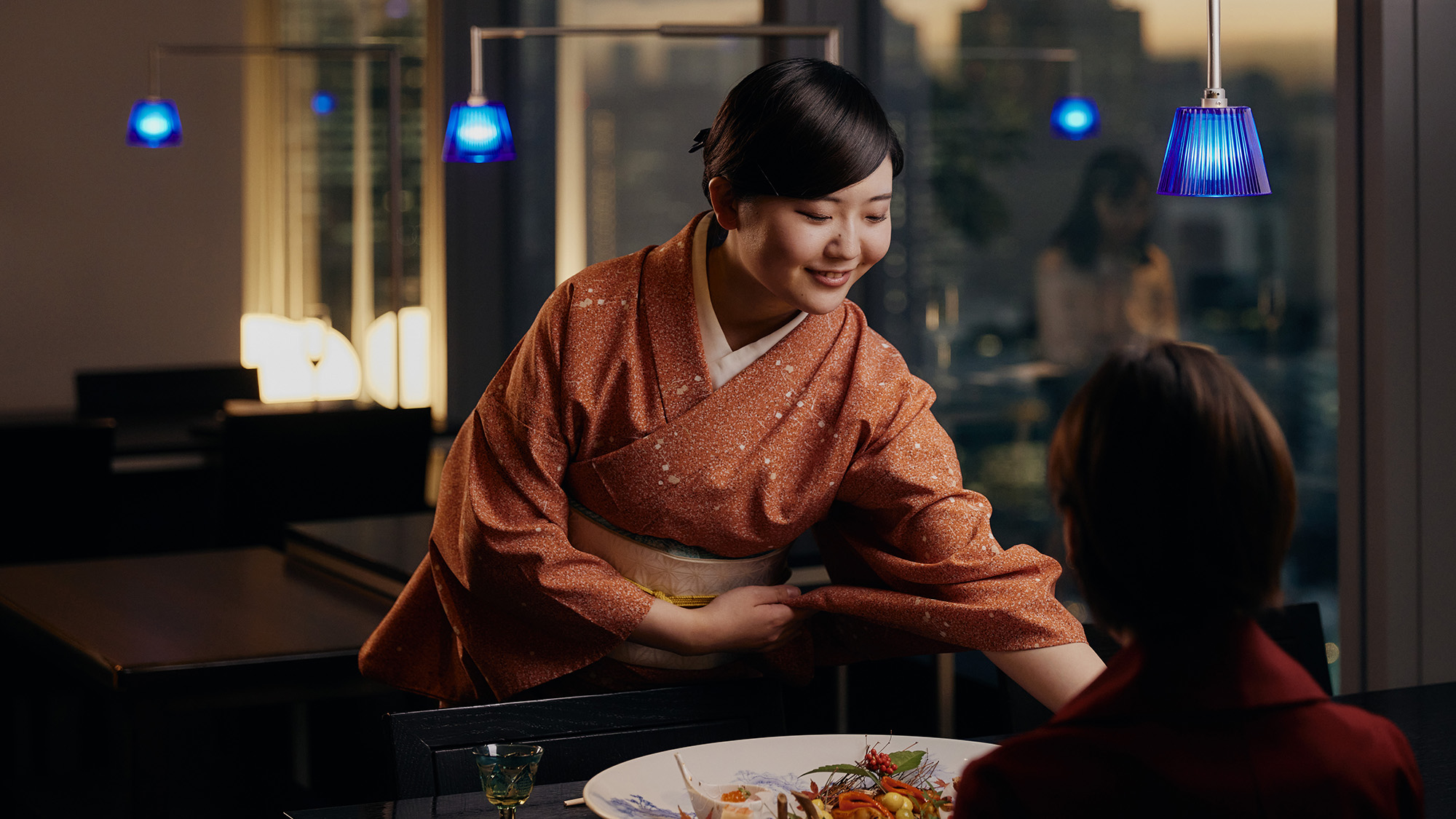【日本料理　花山椒】大きくとられた窓からは汐留の夜景をお楽しみいただけます。 