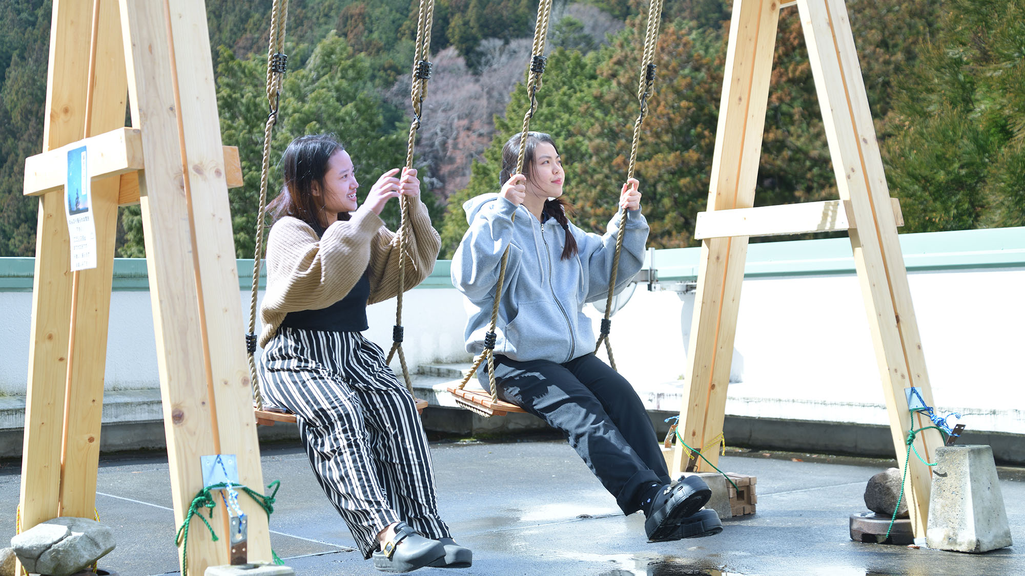 テラスにはブランコをご用意しております。