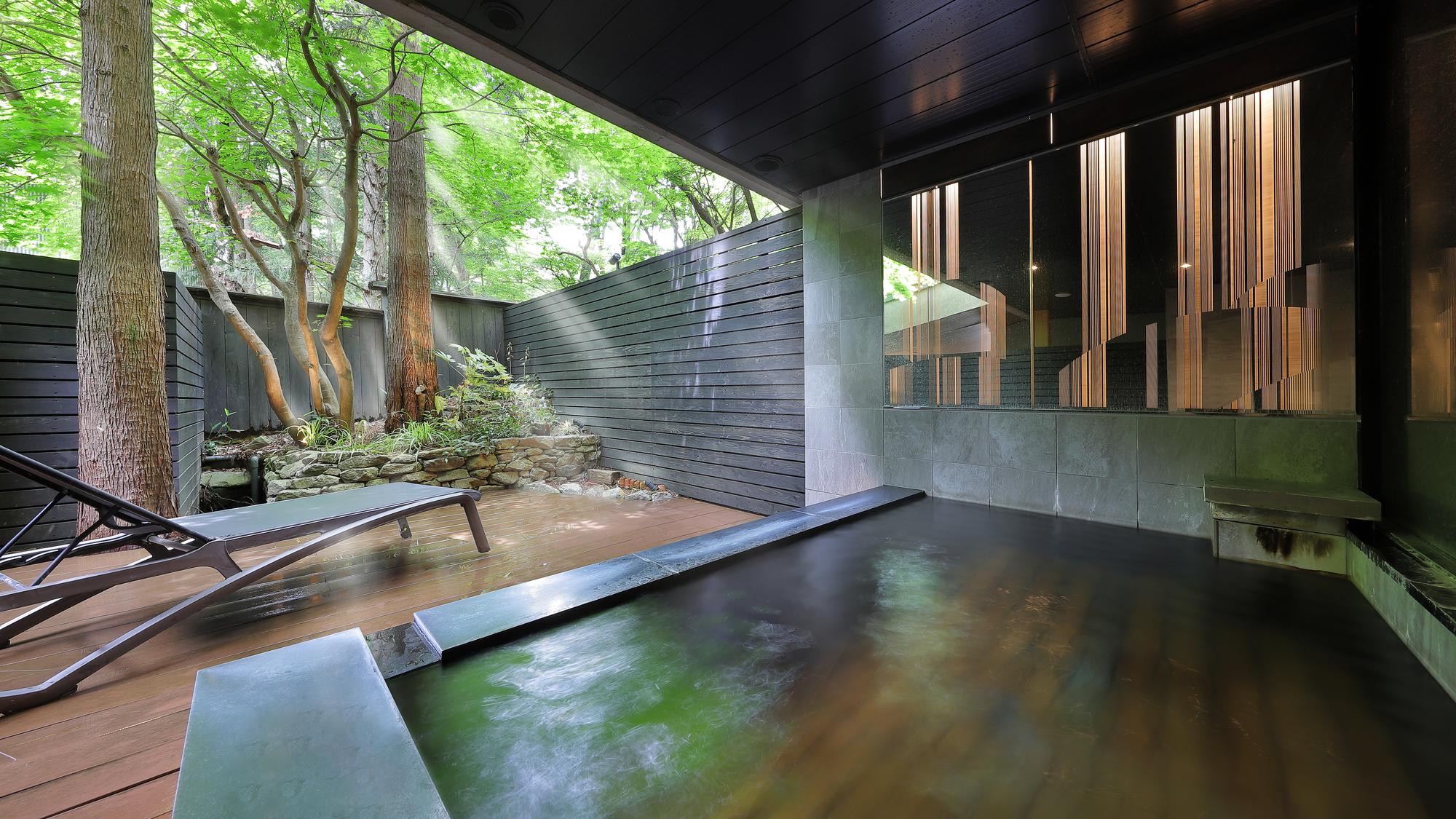 男性大浴場　開放的な露天風呂（昼景）