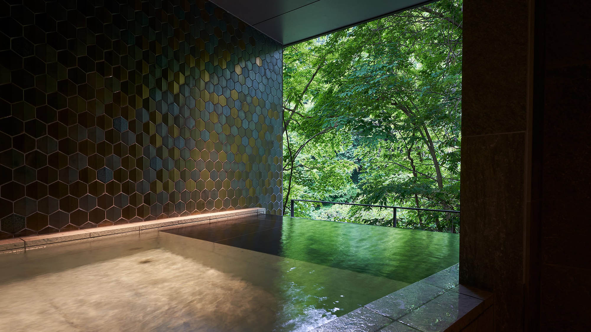 【姉妹館貸切風呂】湯面に季節と月を映す「鏡月」