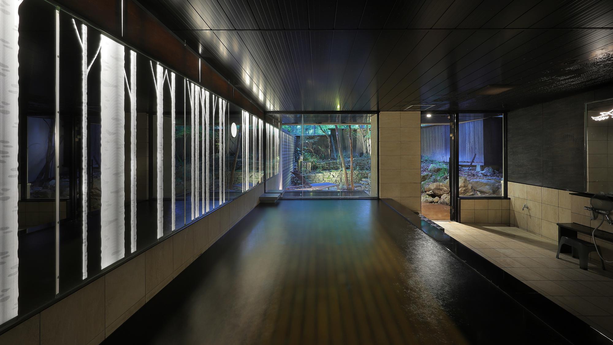 女性大浴場　湯煙とともにミラーにアートが浮かび上がる広々とした内湯