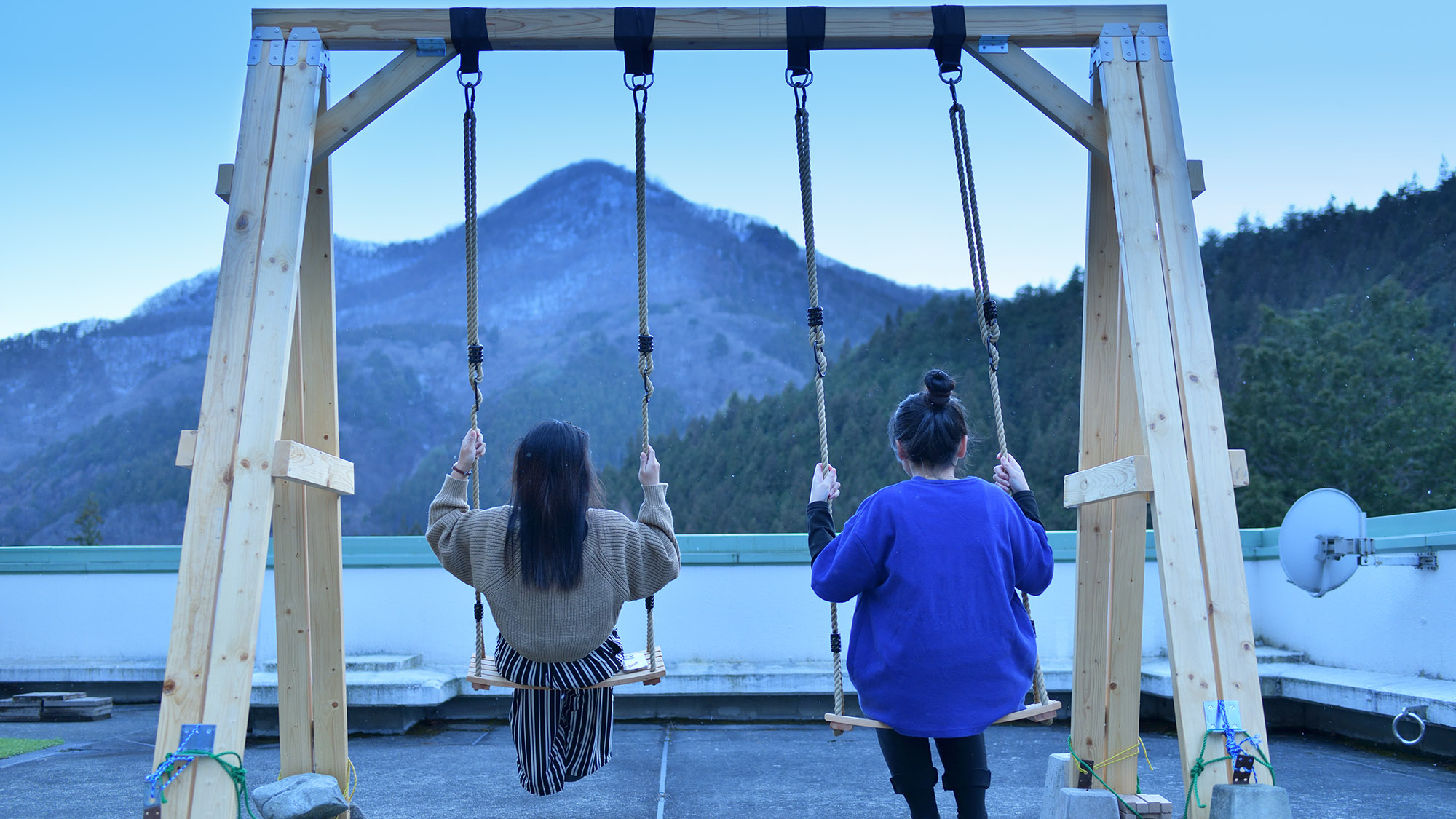 テラスにはブランコをご用意しております。