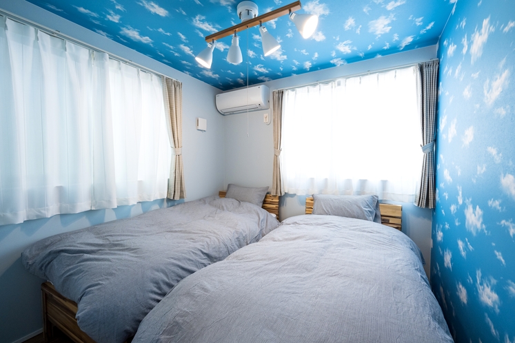 【ハウス１】２階寝室（シングルベッド２台）