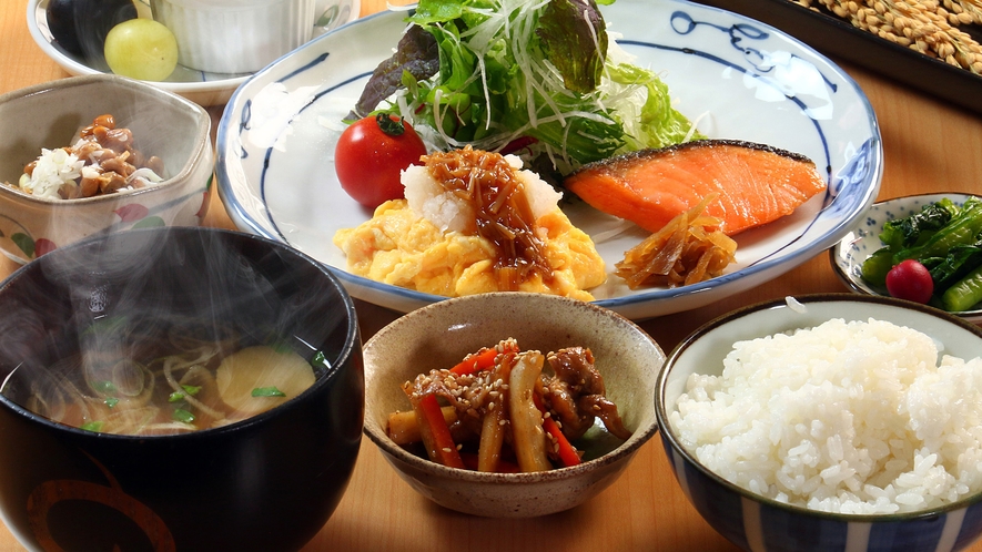 【料理】朝食。和定食です。自家製米のごはんはおかわり自由！
