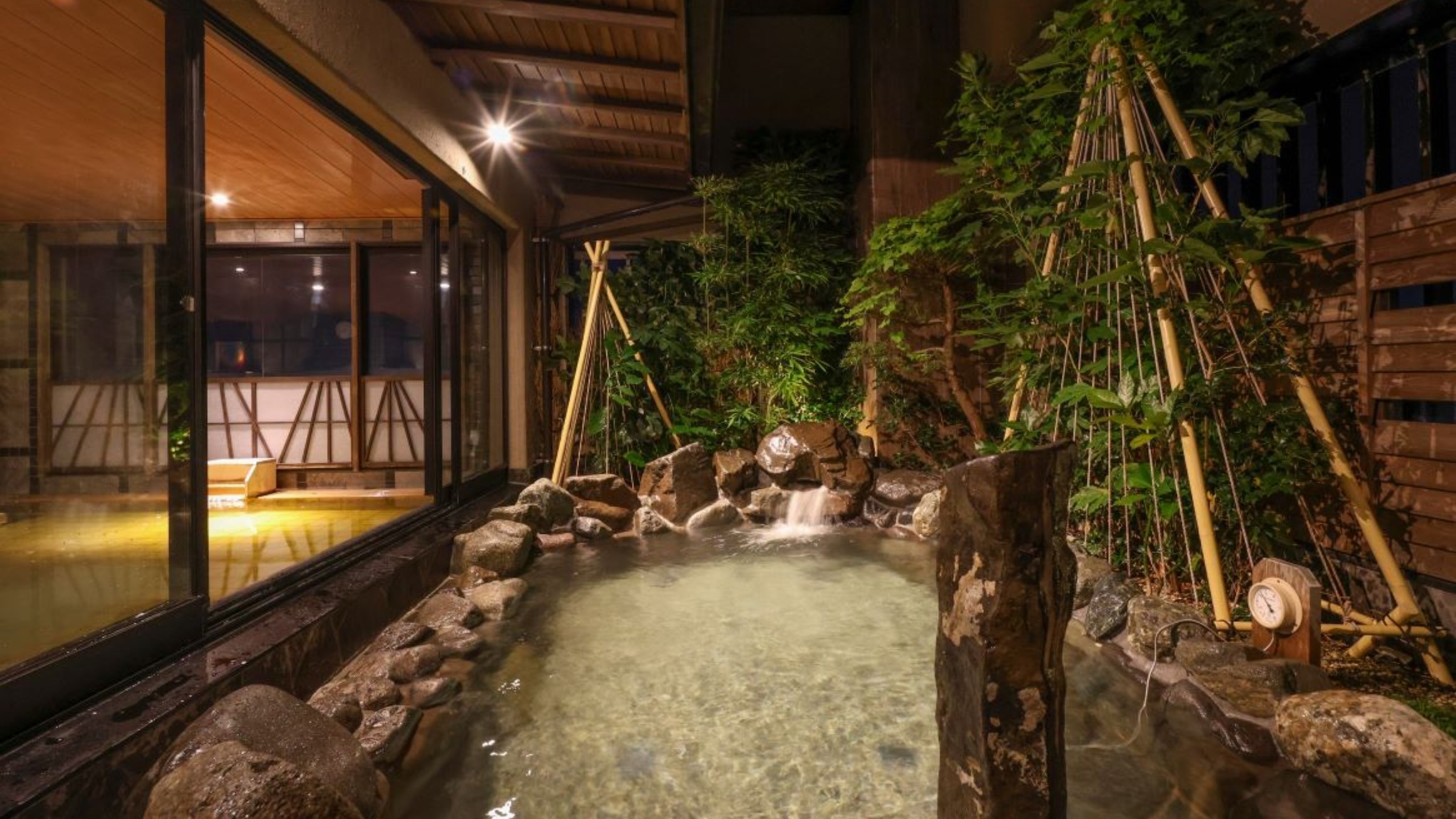 【天然温泉大浴場・男子】露天風呂　（湯温：約42℃～43℃）