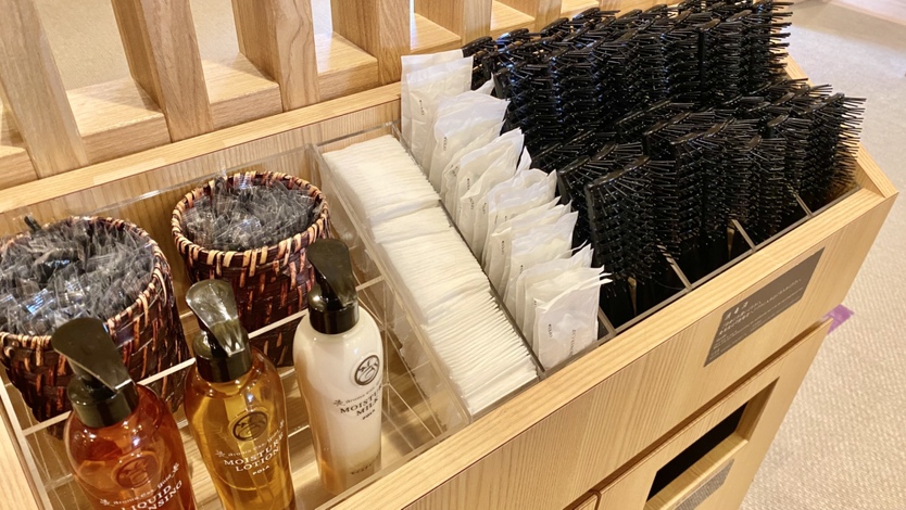 女性大浴場アメニティ（クレンジングオイル、ローション、乳液、綿棒、コットン、ヘアキャップ、ブラシ）
