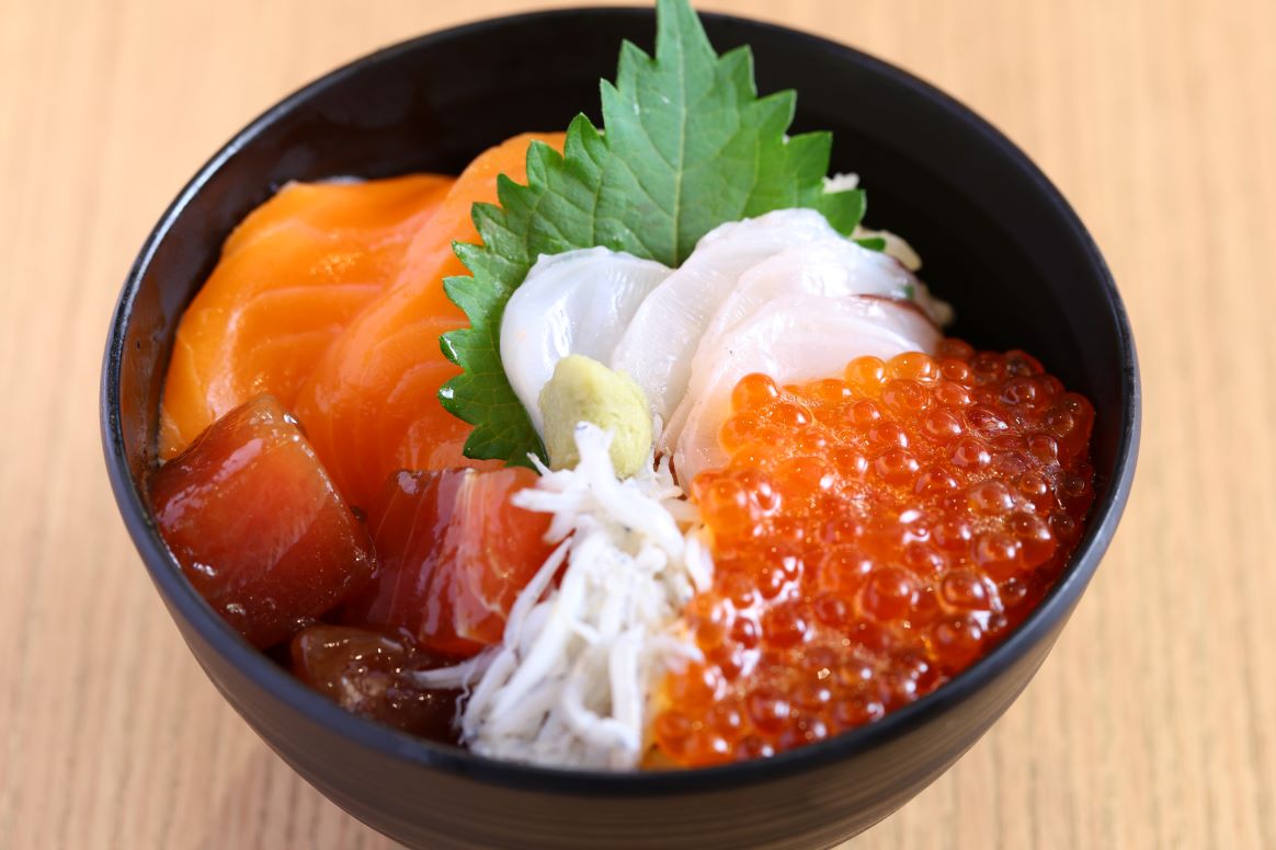 【朝食】◆ご当地『海鮮丼』※季節によって異なります