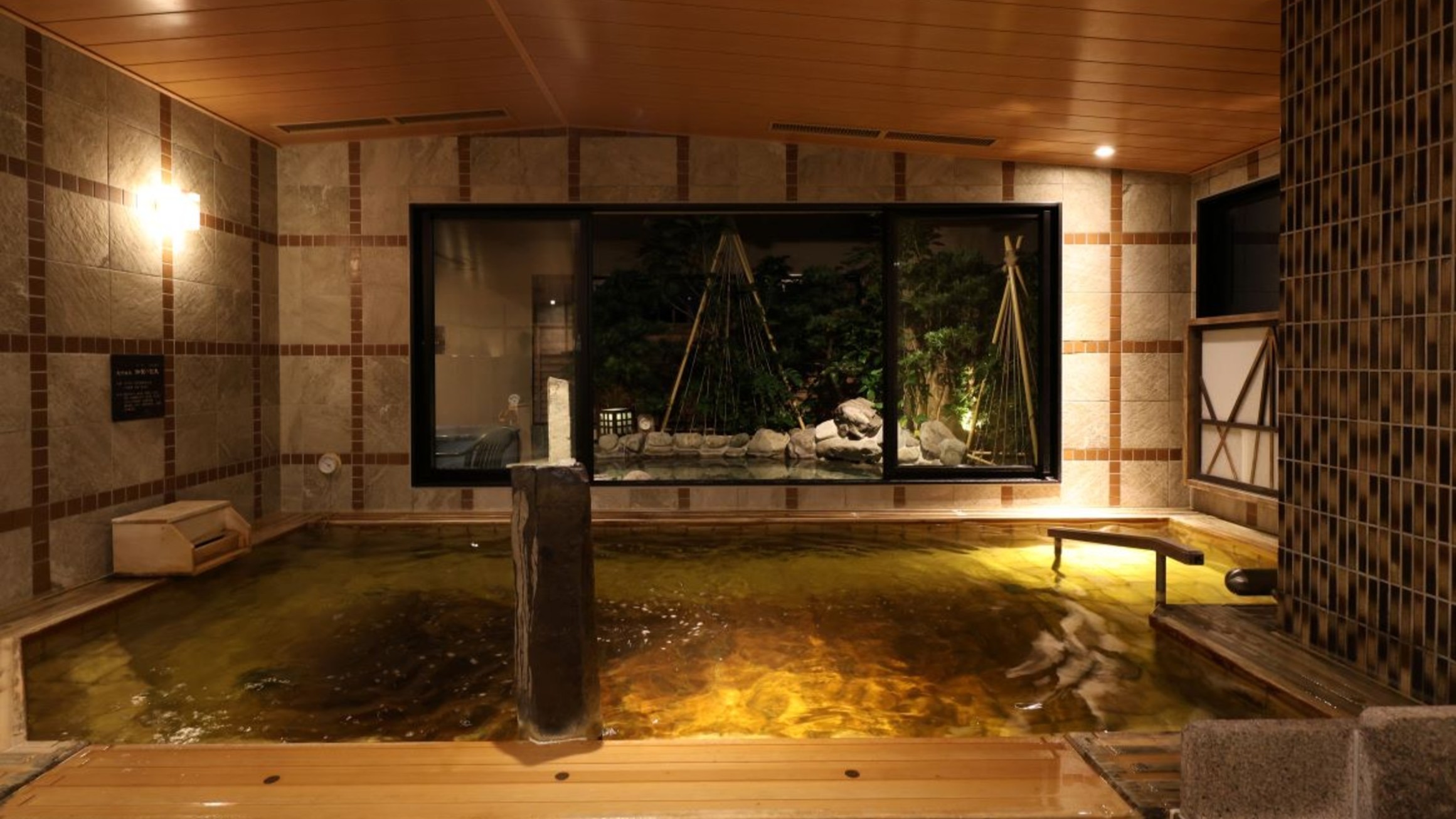 【天然温泉大浴場・女子】内湯（湯温：約41℃～42℃）