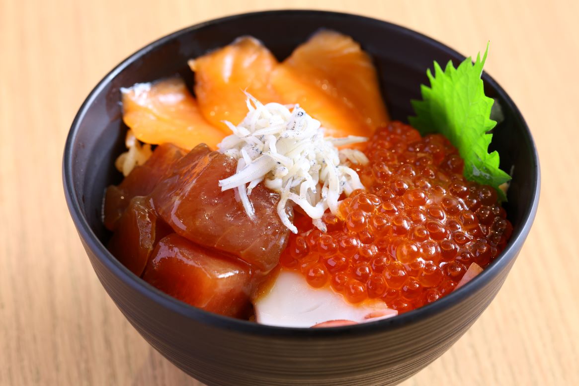 【朝食】◆ご当地『海鮮丼』※季節によって異なります