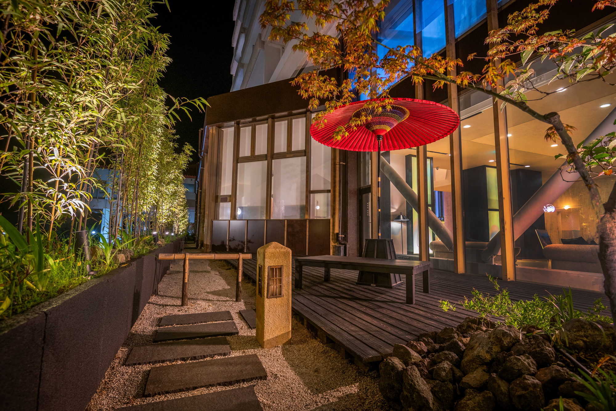 ロビー入口外休憩所