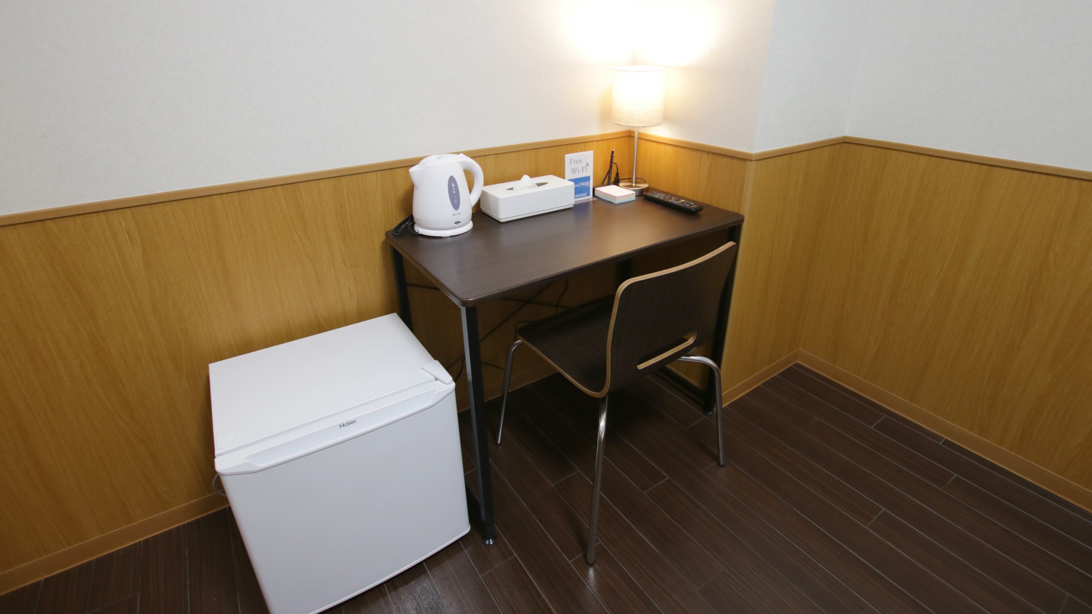 客室備品：デスク・椅子・ミニ冷蔵庫・電気ポット・マグカップ