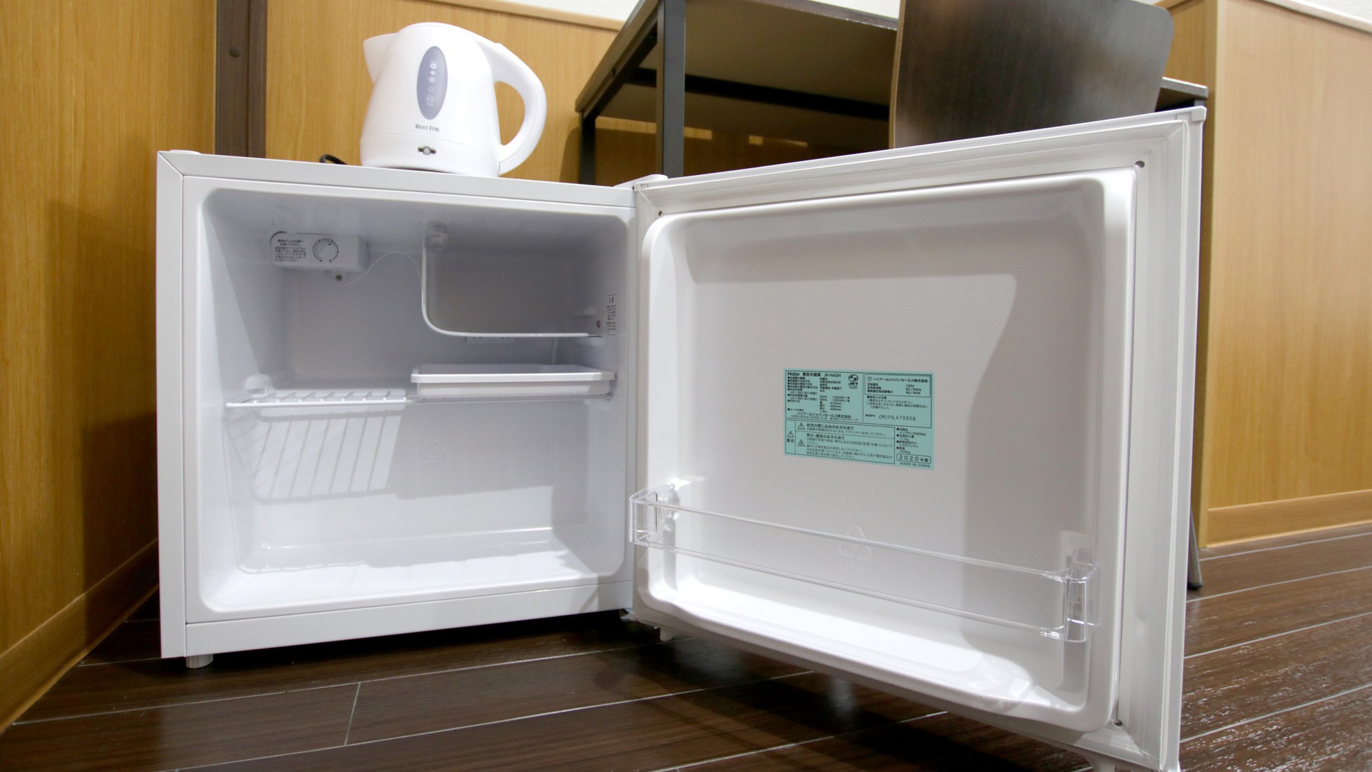 客室備品：ミニ冷蔵庫・電気ポット・マグカップ