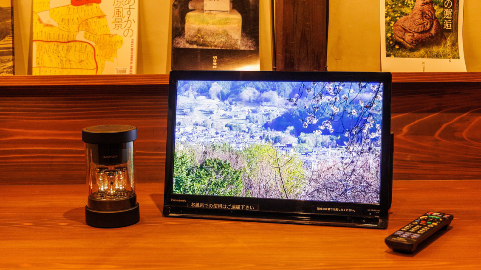移動型テレビとBluetoothスピーカー
