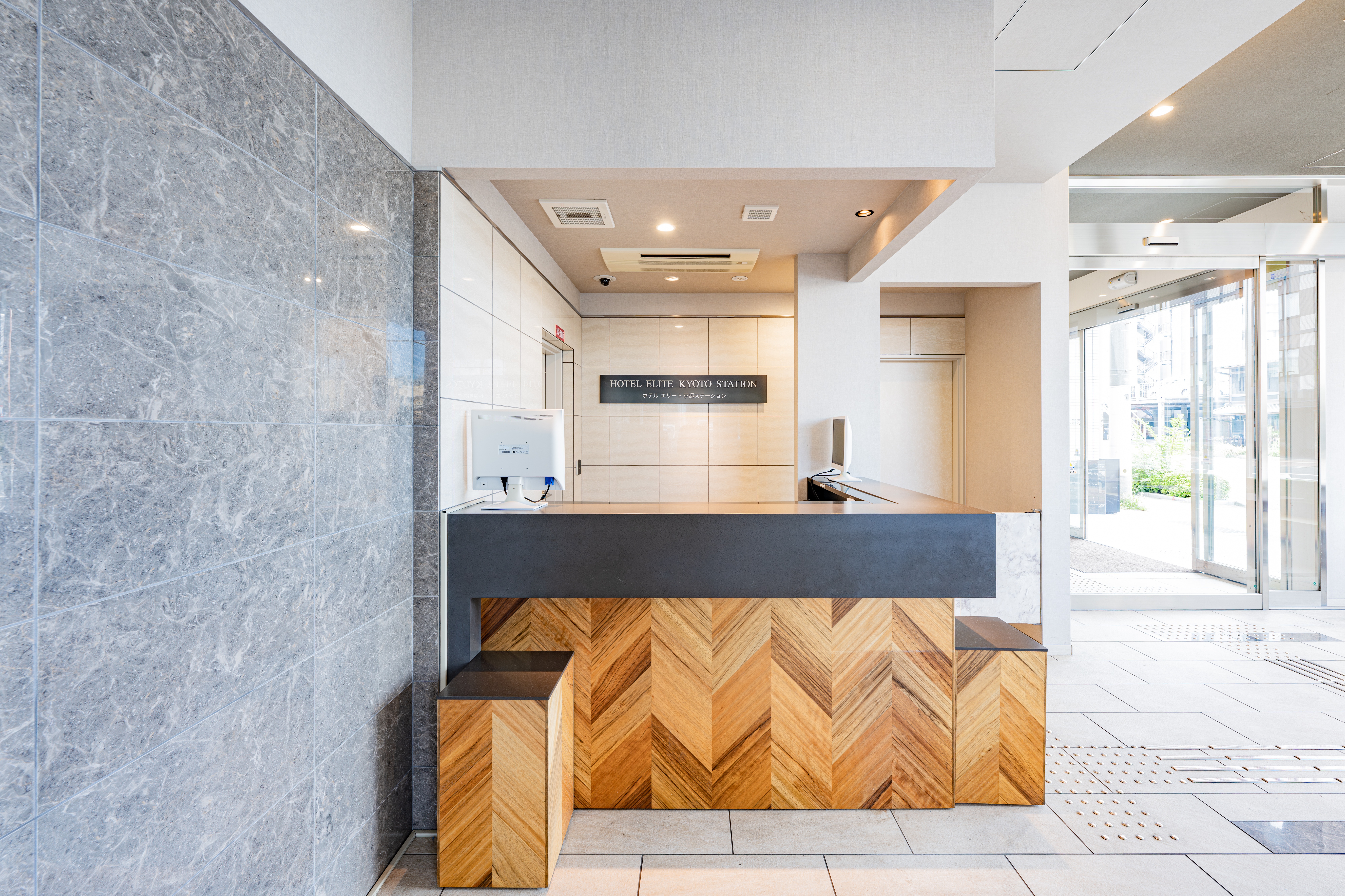 フロントデスク (7:00 - 22:00)