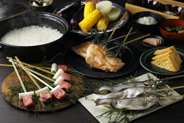 【夕朝食セルフ】山梨の旬を炭火で味わう囲炉裏串焼き