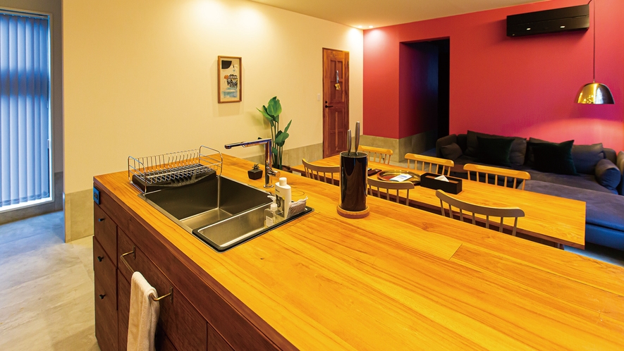【2F】スーペリアデザイングリーンビュー　広々とした木目調のキッチン。