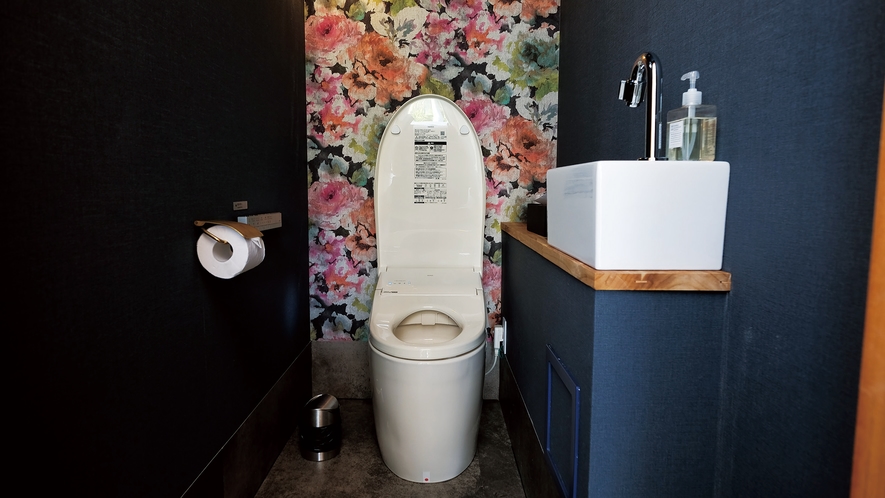 【2F】トイレ＜スーペリアデザイングリーンビュー＞個性的な壁紙のトイレ。