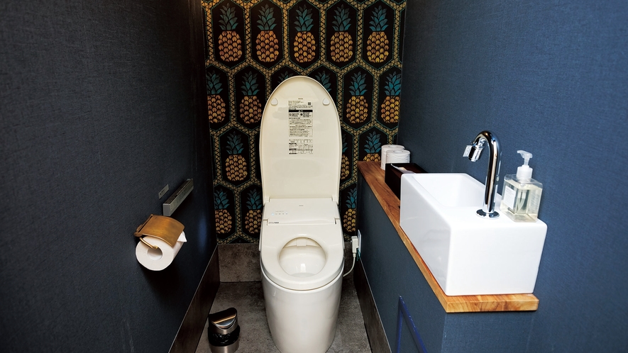 【1F】トイレ＜スーペリアデザインガーデンビュー＞個性的な壁紙のトイレ。