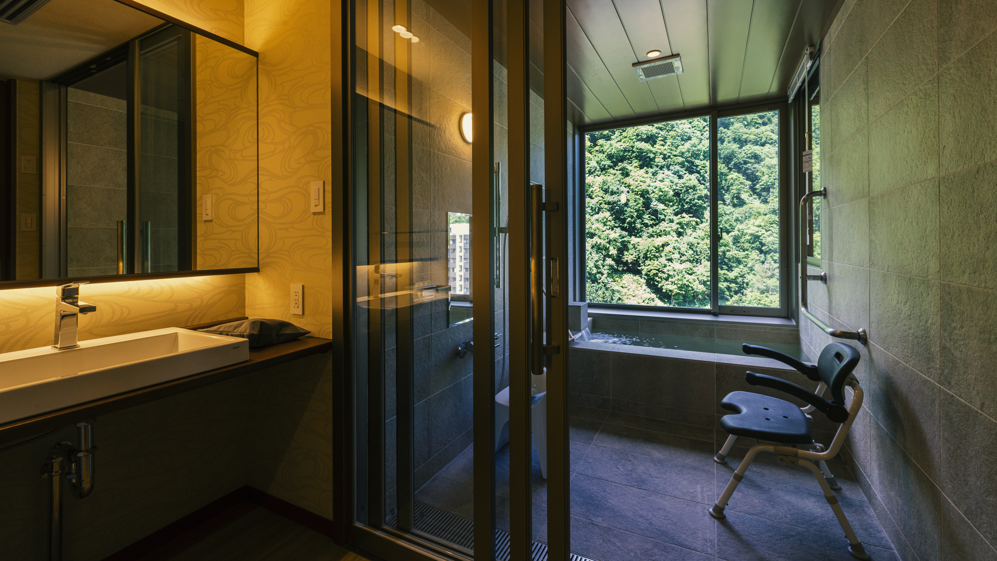 ユニバーサルルーム／安全安心に快適なご入浴を