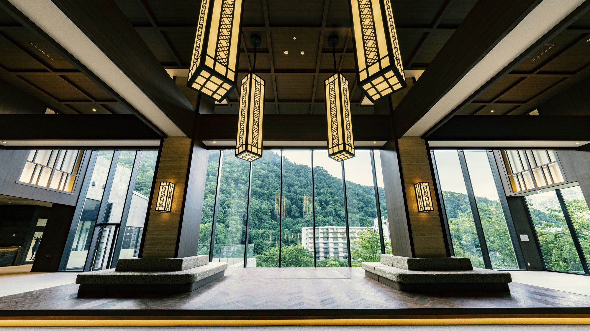 【エントランス・ロビー】異国情緒あふれるノスタルジーの世界を演出