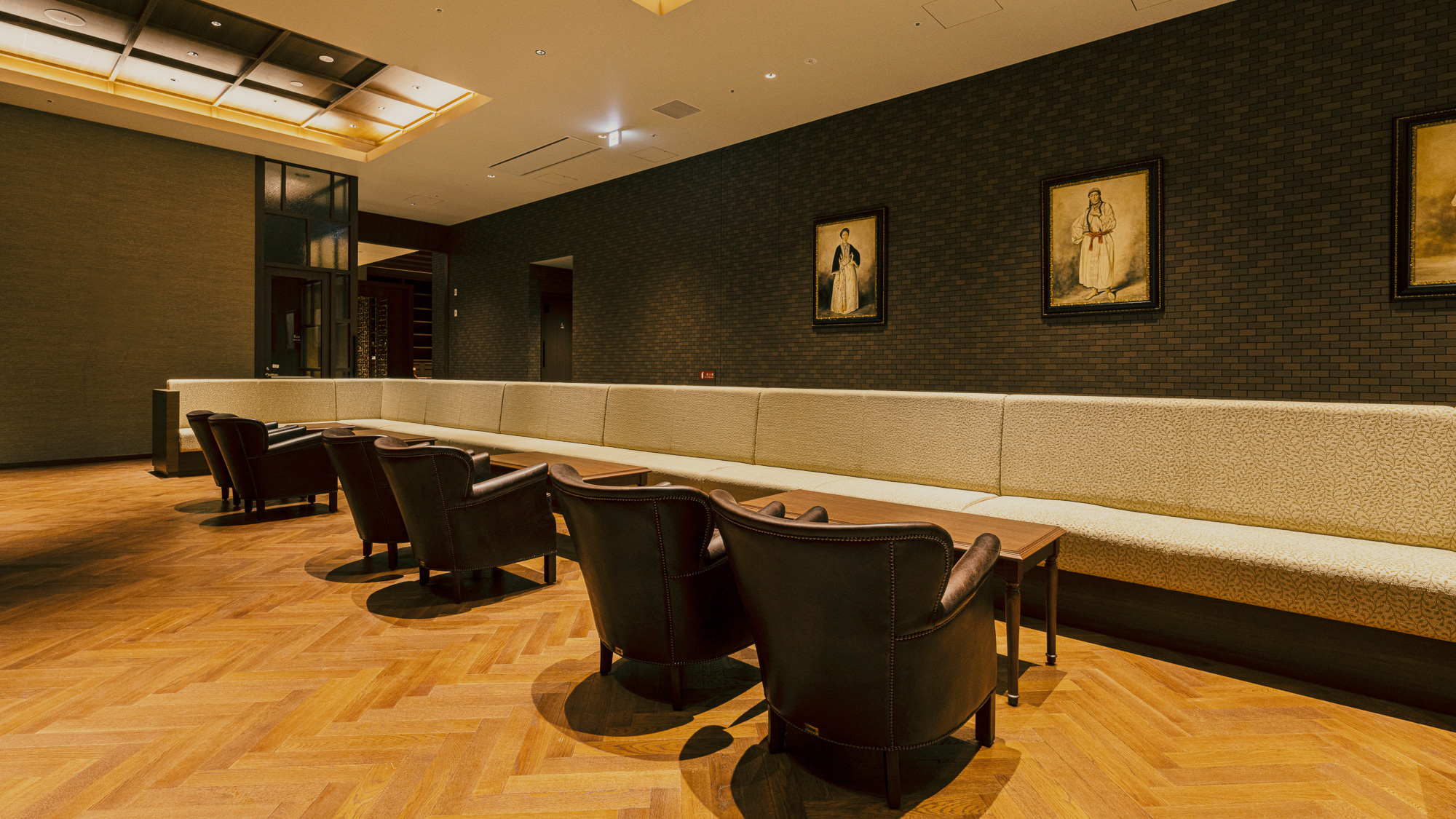 【カフェバー】落ち着いたソファー席もおすすめ