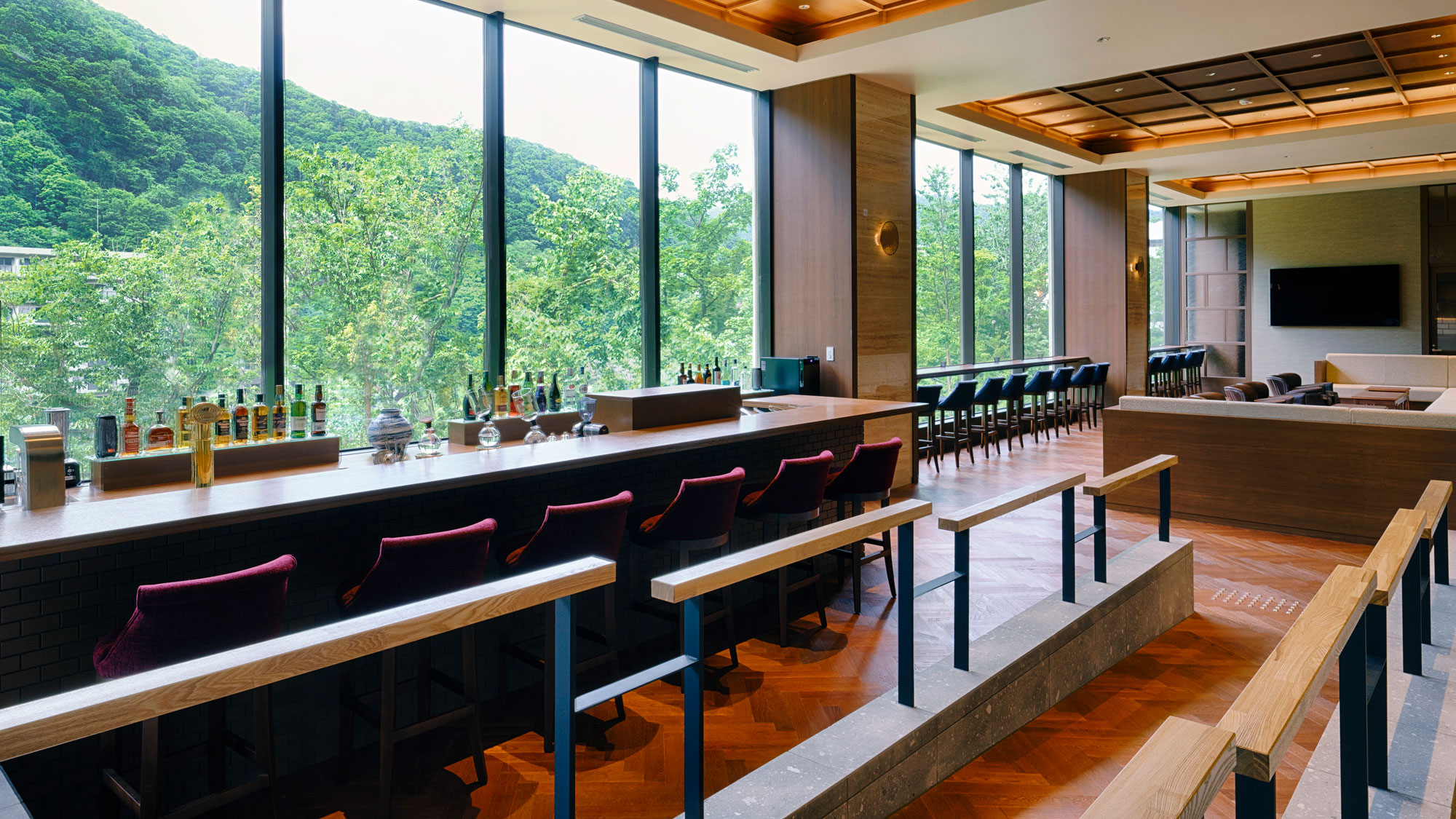 【カフェバー】渓谷美もお愉しみください