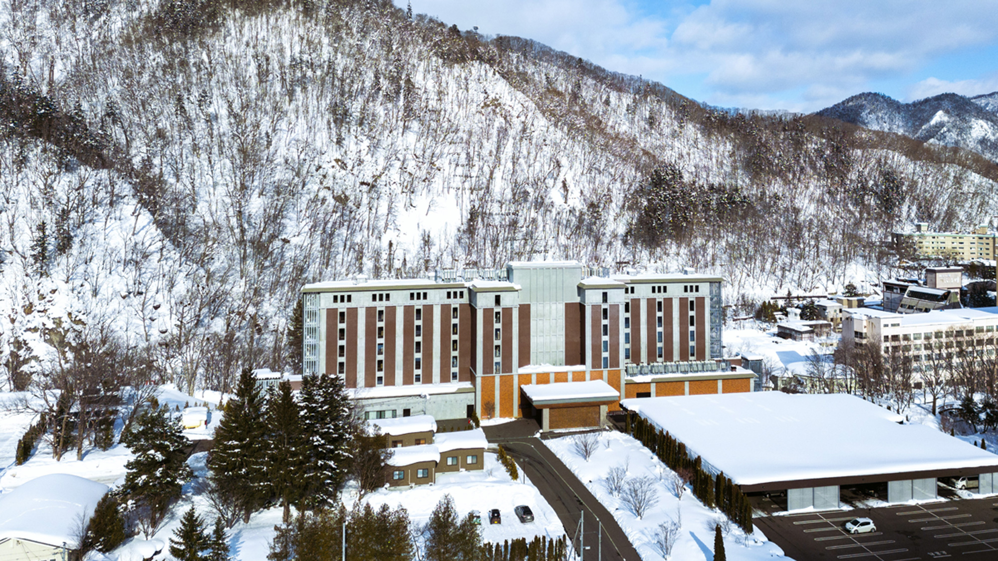 冬でも安心　屋根付駐車場を完備