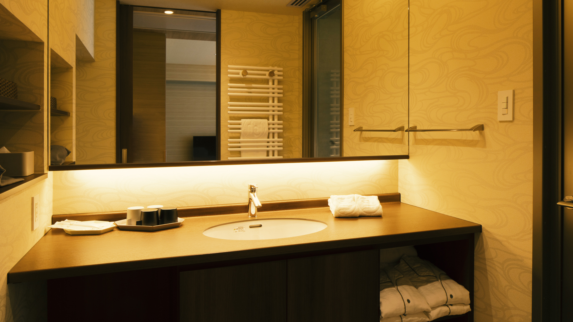 渓谷の温泉展望風呂／広々スペースを確保した洗面台