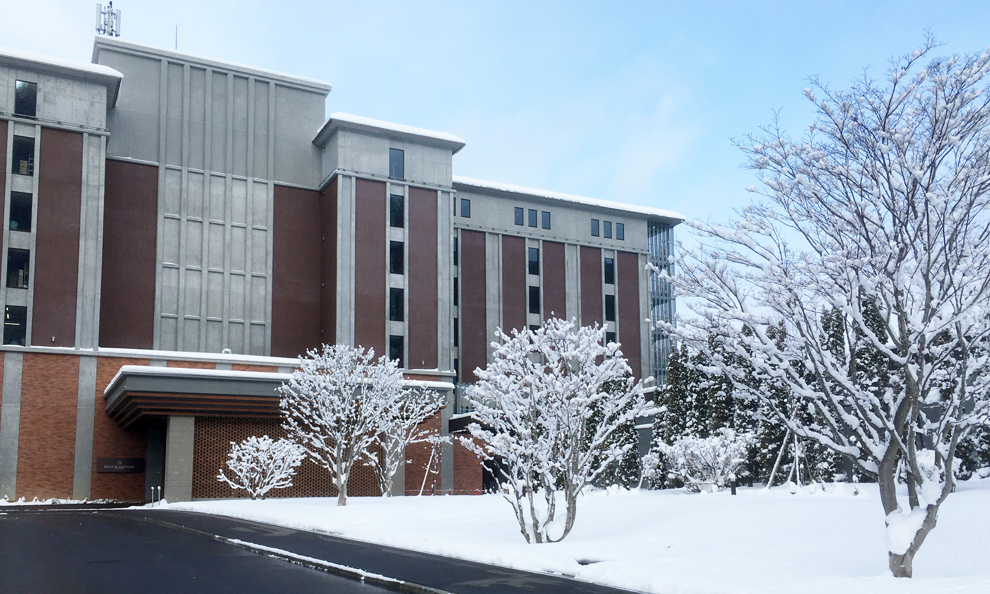 冬でも安心　ロードヒーティング＆屋根付の駐車場完備