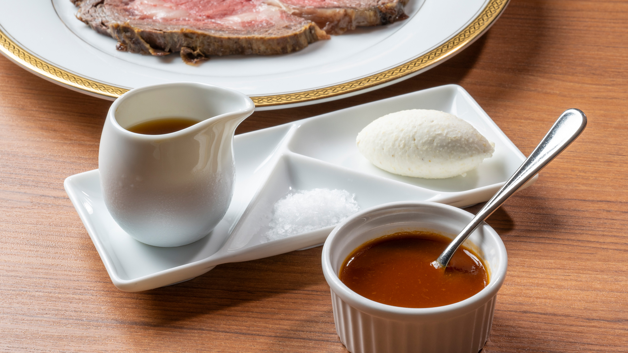 【ご夕食】こだわりのソース。おいしさを際立たせるグレイビーソースほか4つの味わいでご堪能ください