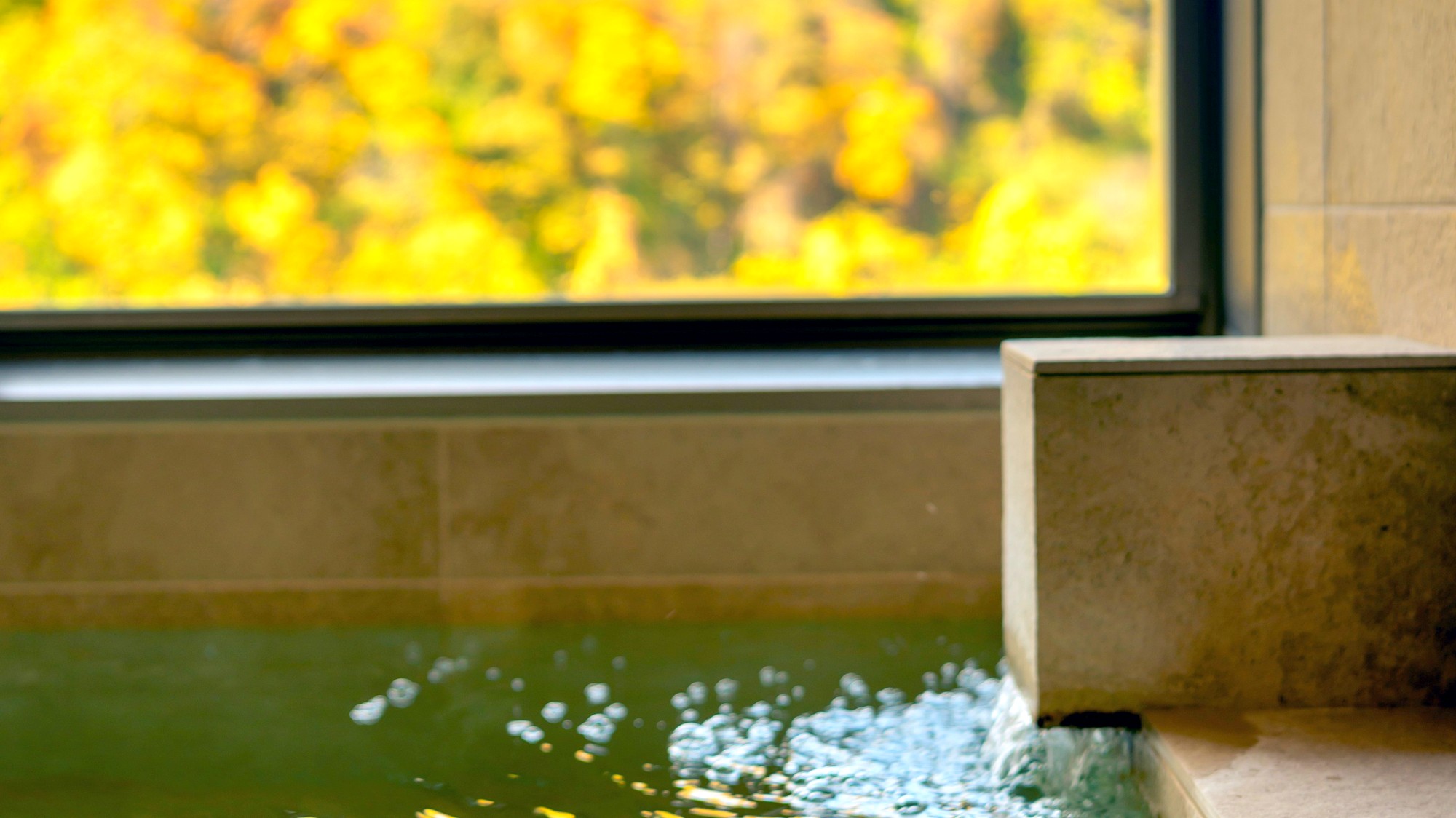 渓谷の温泉展望風呂／湯だまり紅葉