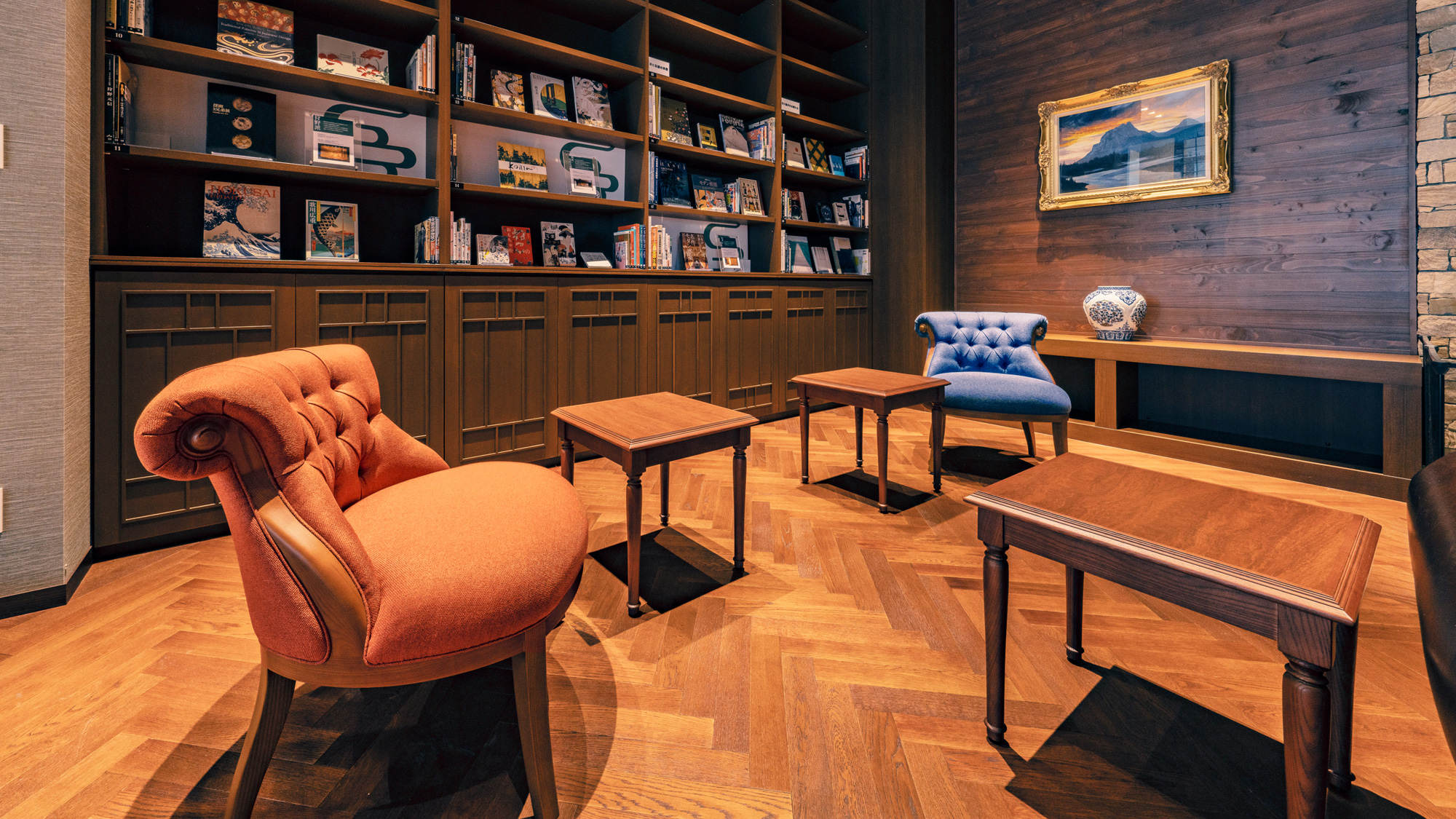 【ライブラリー・茶室】ライブラリーには約300冊の蔵書