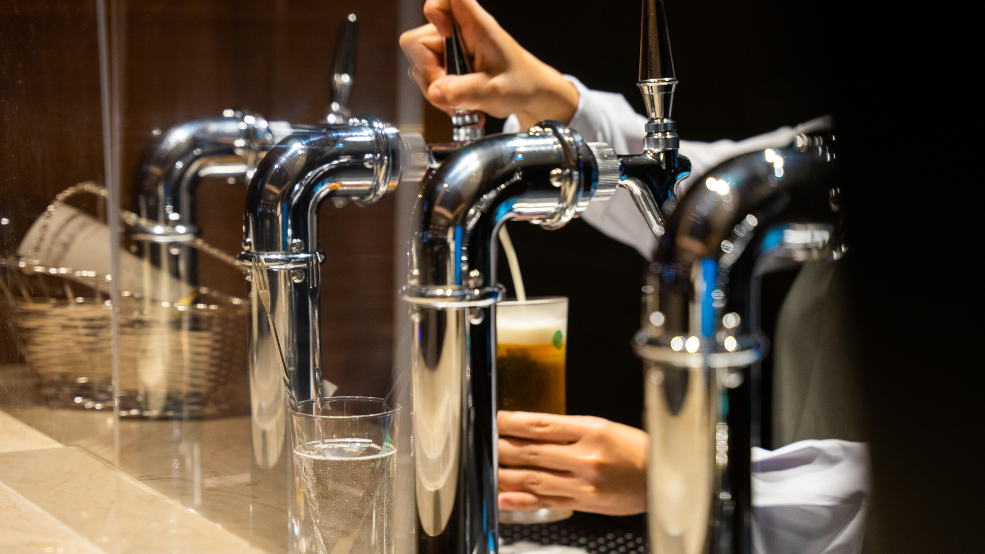 アルコール等のお飲み物のご注文はタブレットで承ります。ソフトドリンク無料（セルフサービス）