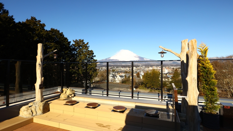 ■足湯から眺められるパノラマの≪富士山≫（朝方）