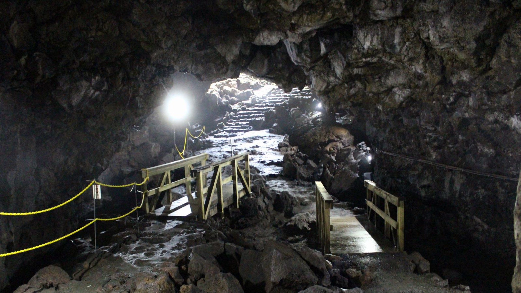 ■駒門風穴(写真提供＊御殿場市産業スポーツ部観光交流課)