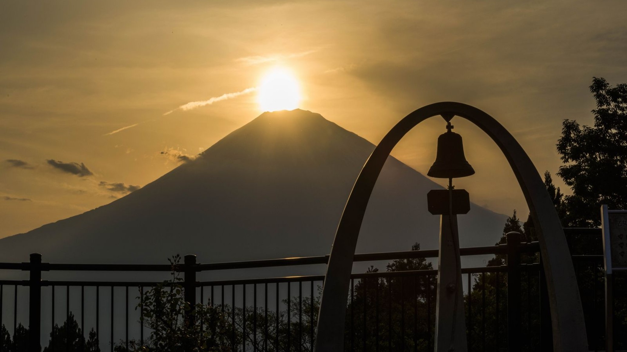 ■乙女駐車場&hellip;ダイヤモンド富士(写真提供＊御殿場市産業スポーツ部観光交流課)