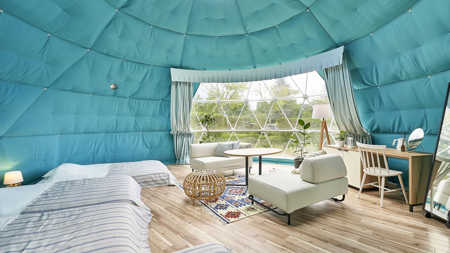 【サントリーニ】エーゲ海の深い海をイメージした内装は、佇むだけで癒されそう